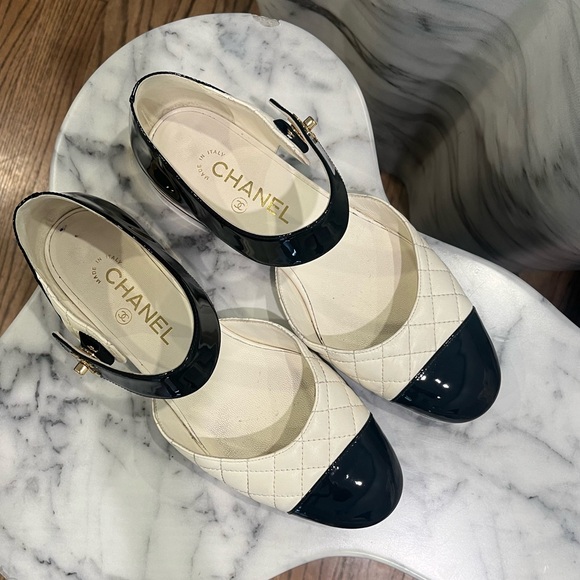 Authentic CHANEL Flat Mary Jane, lightly used - Picture 3 of 8